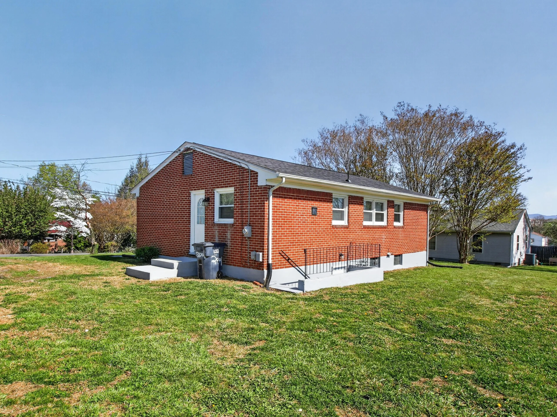 2001 Purcell AVE NE - Photo 22