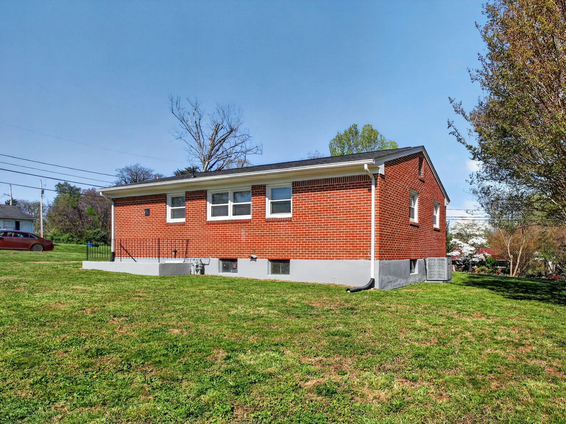 2001 Purcell AVE NE - Photo 24