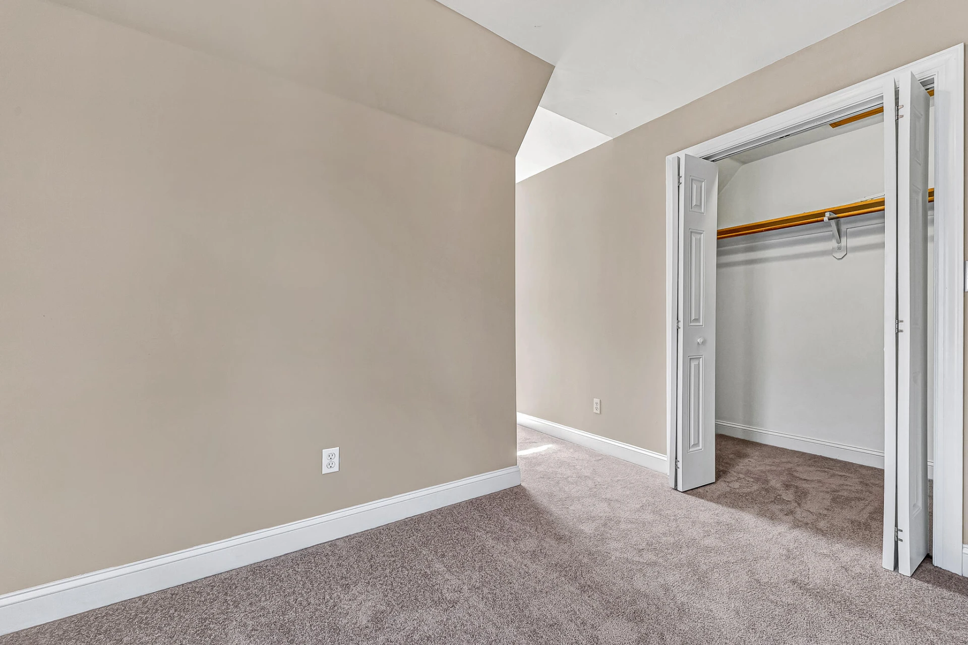 1087 Strawberry Hill CT - Photo 32
