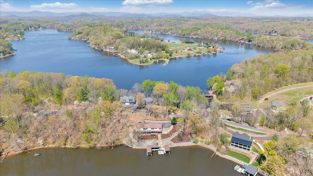 1055 REDBUD LN - Photo 2