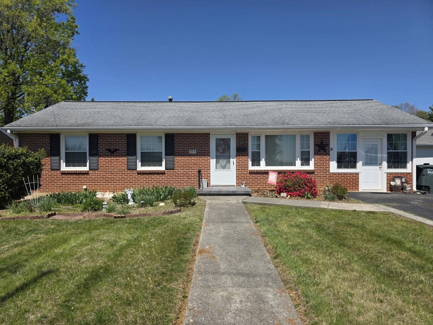 233 W Carrollton AVE