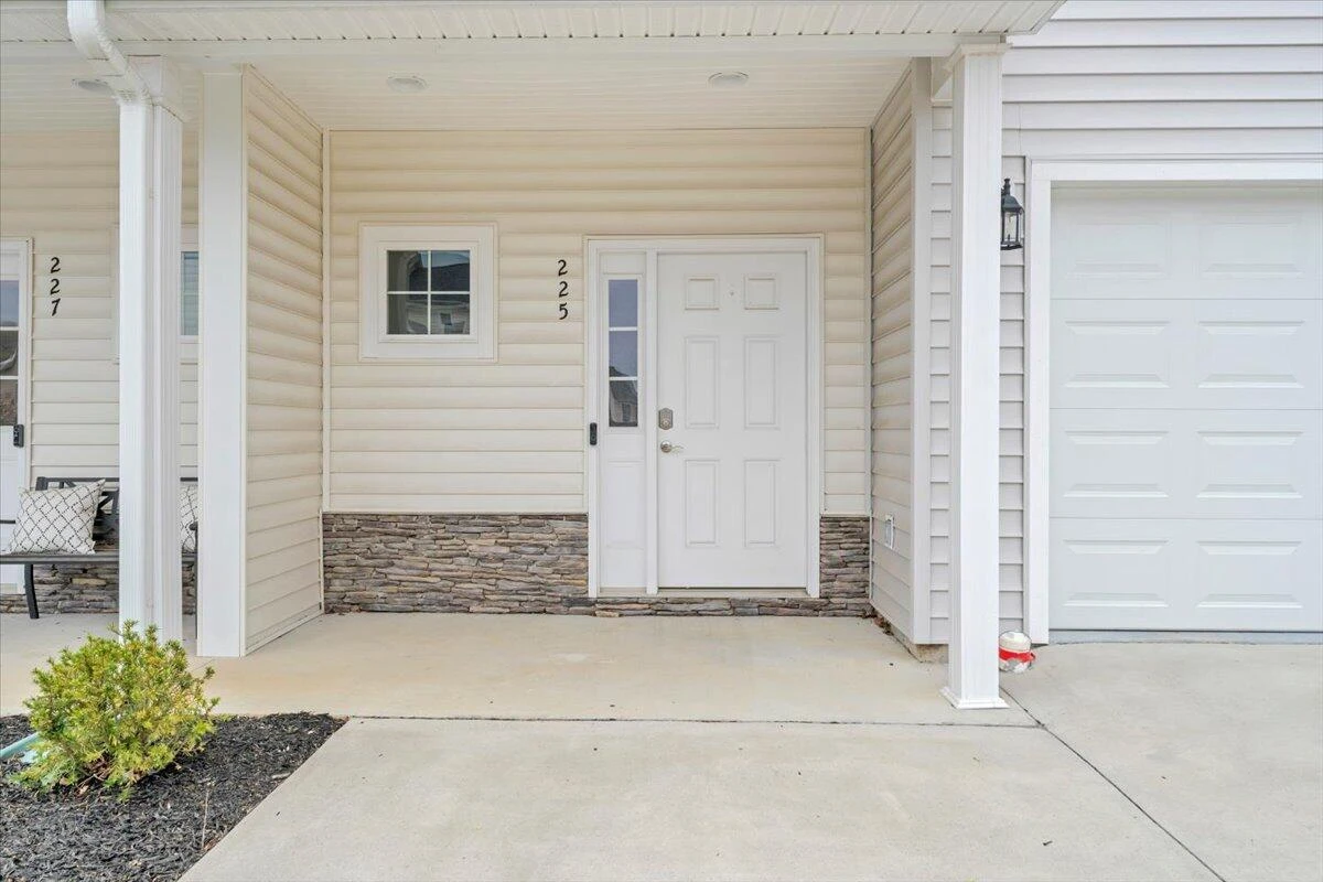 225 Louise LN - Photo 2