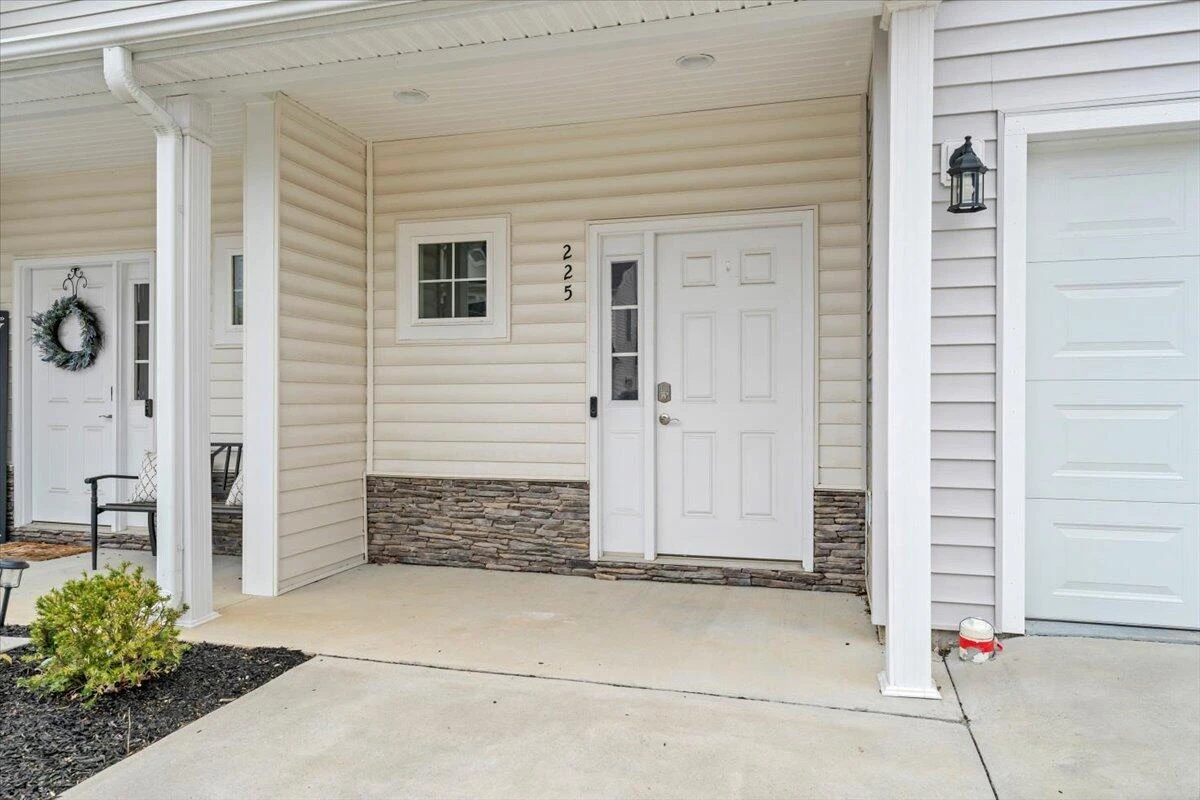 225 Louise LN - Photo 3