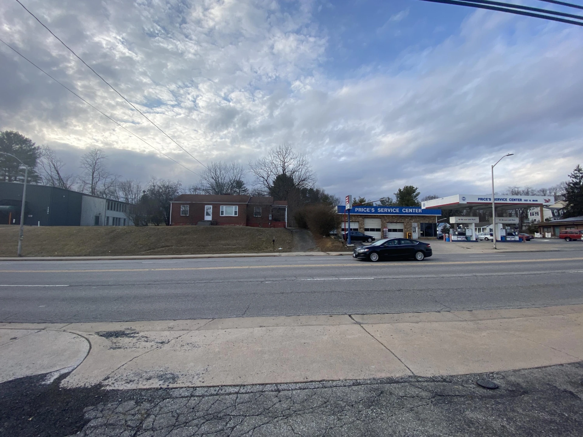 1107 N Main ST - Photo 2