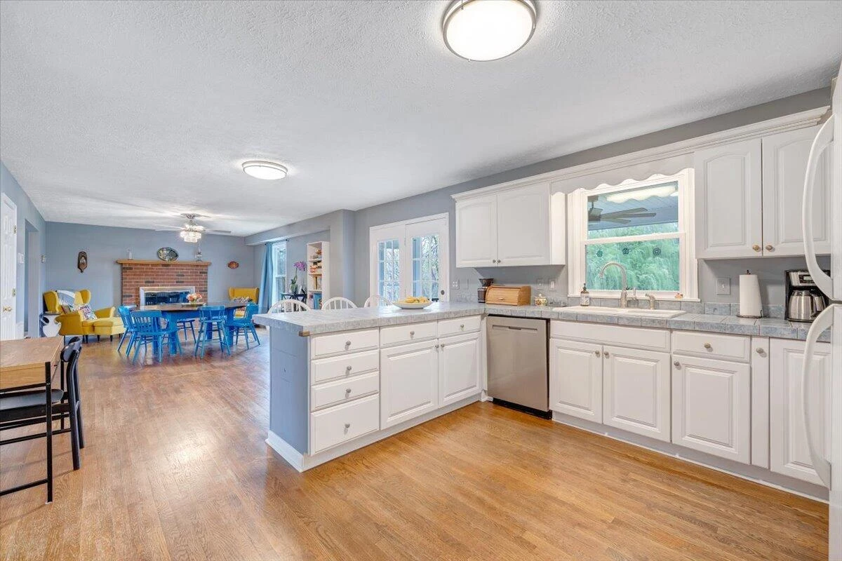 1111 Charmin DR - Photo 14