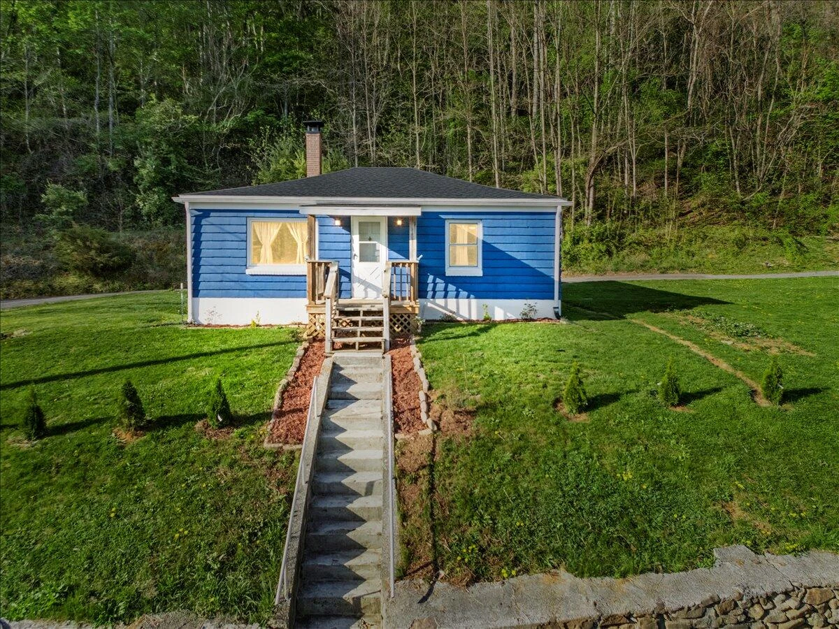 6595 Roanoke RD