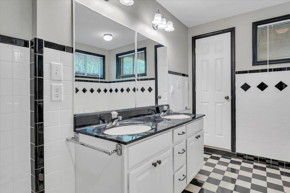 1355 Rosewood LN - Photo 33