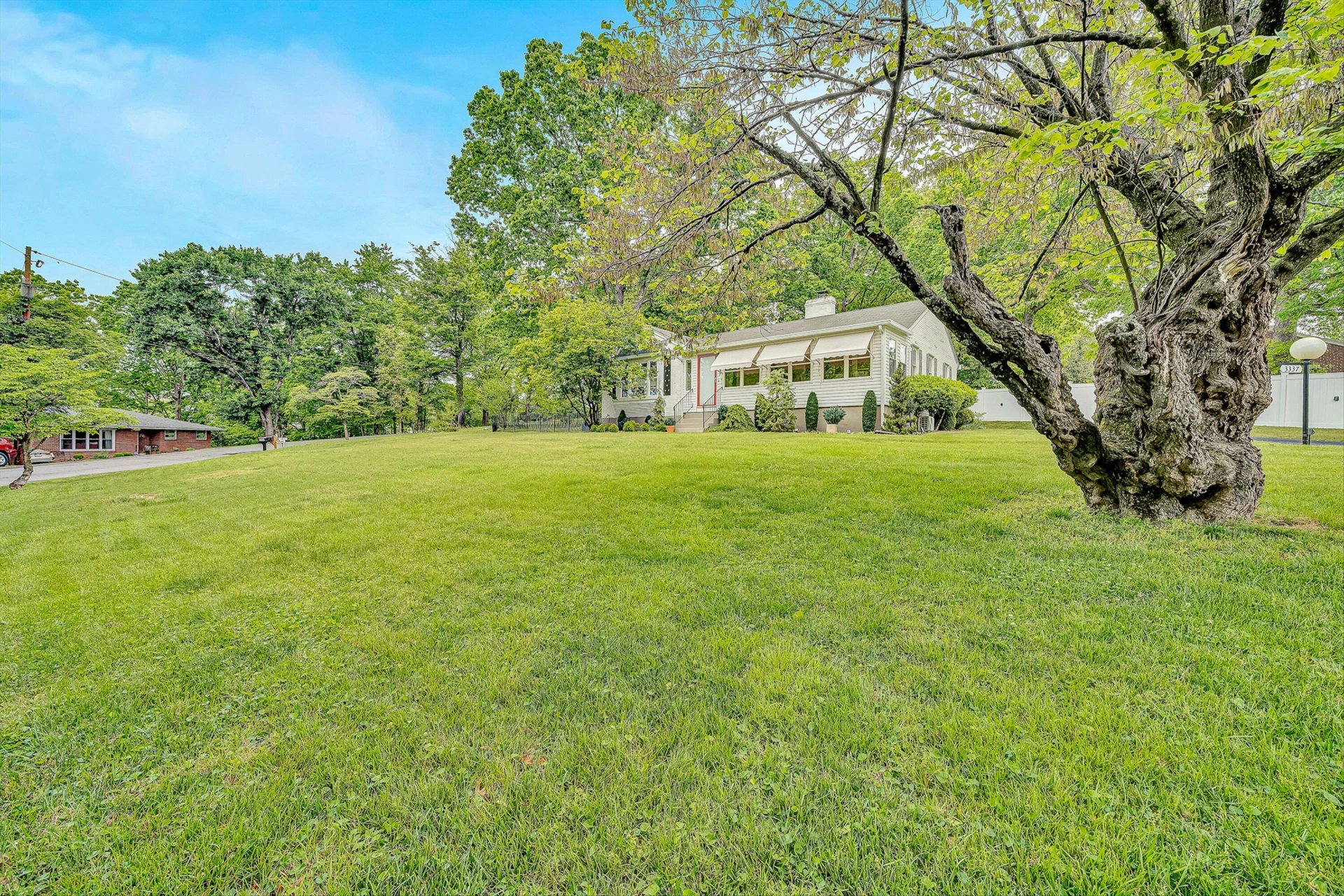 3337 Woodland DR SW - Photo 2