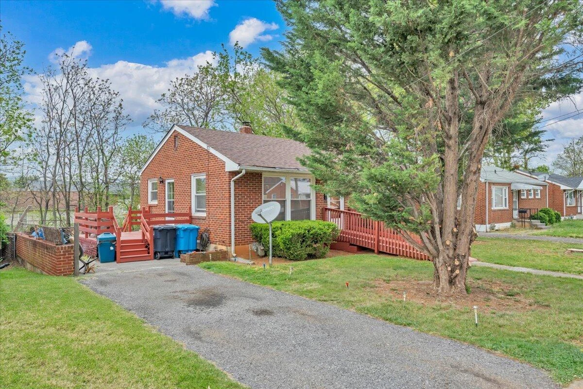 2426 Durham ST NW - Photo 4