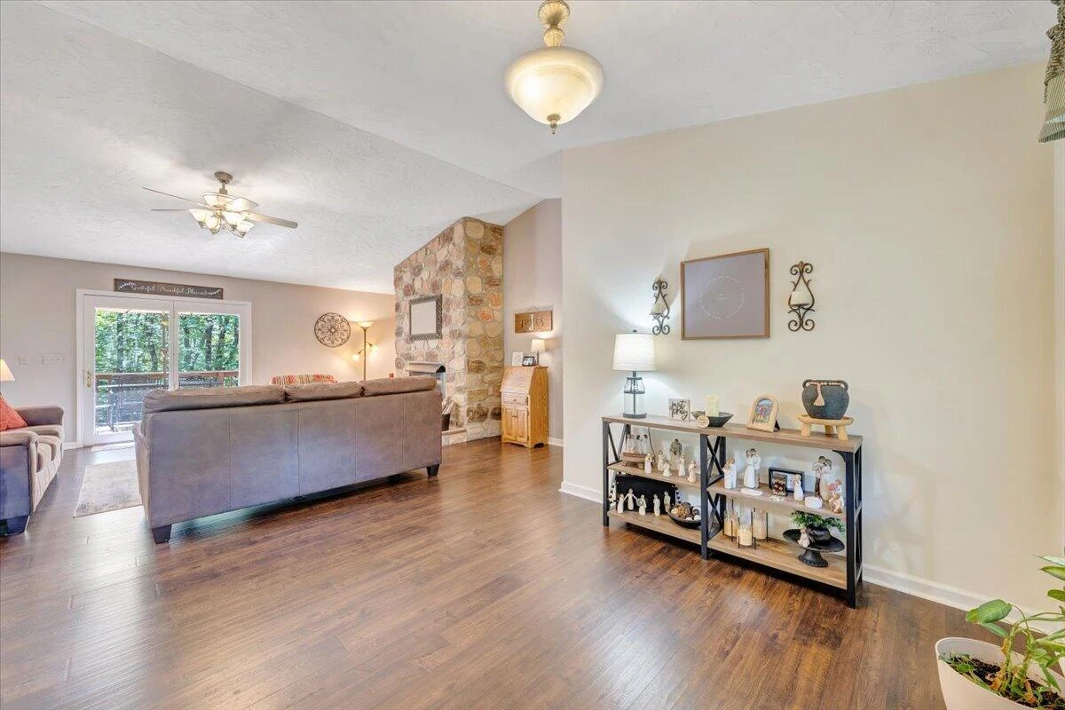 106 Knoll CT - Photo 4