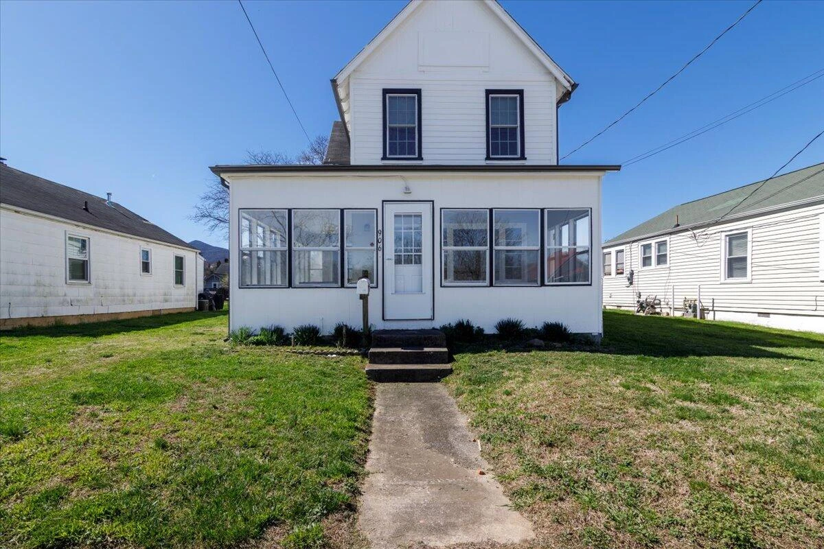 906 Front AVE