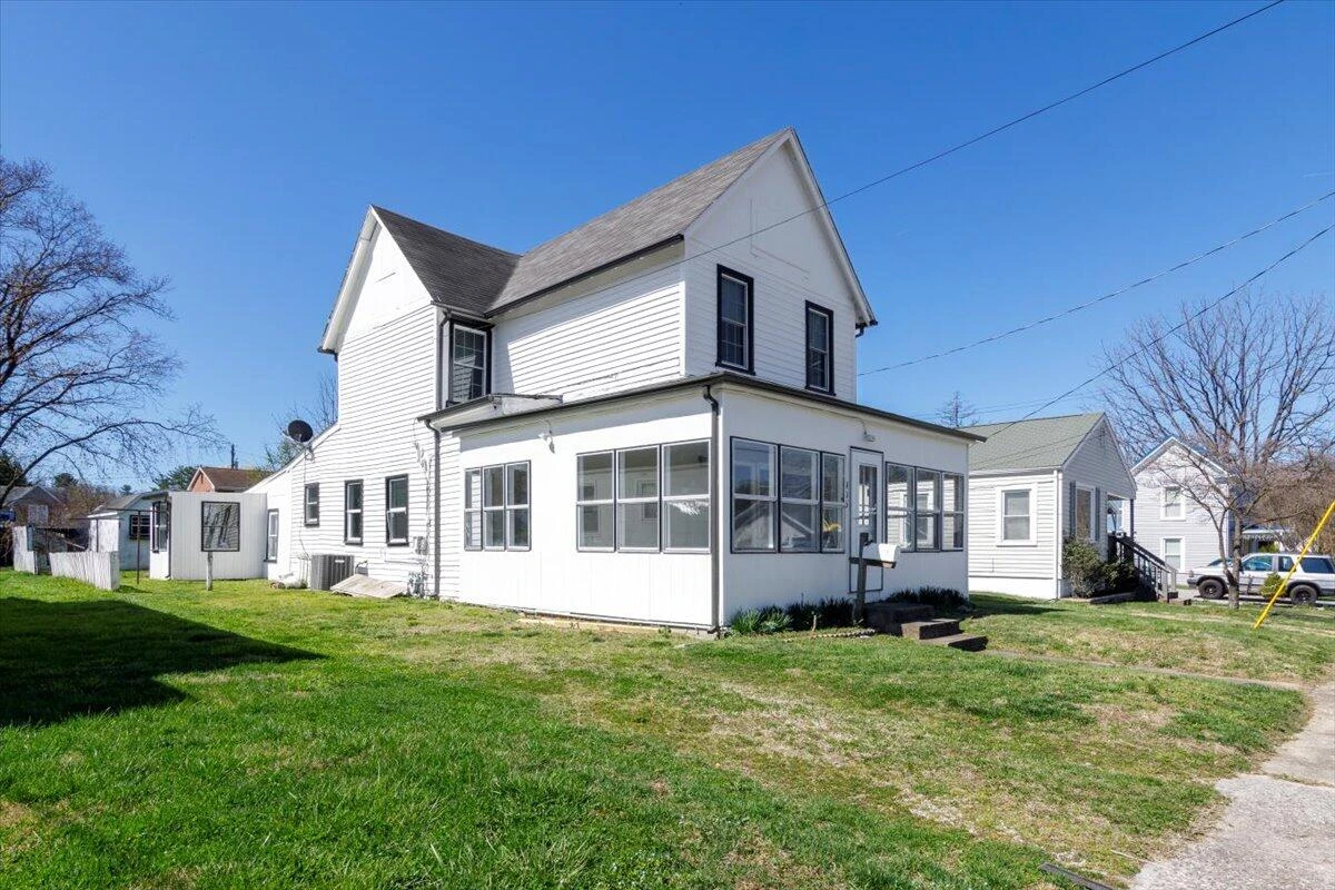 906 Front AVE - Photo 2