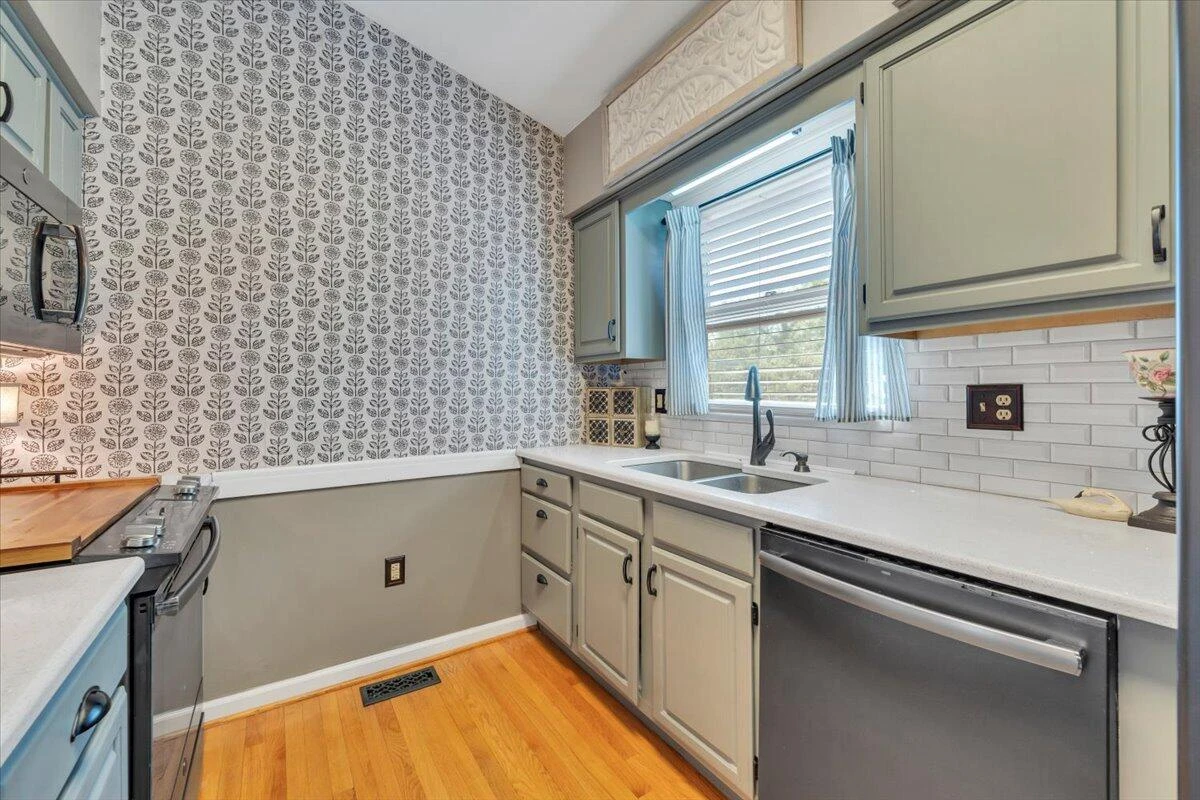 728 HARRISON AVE - Photo 16