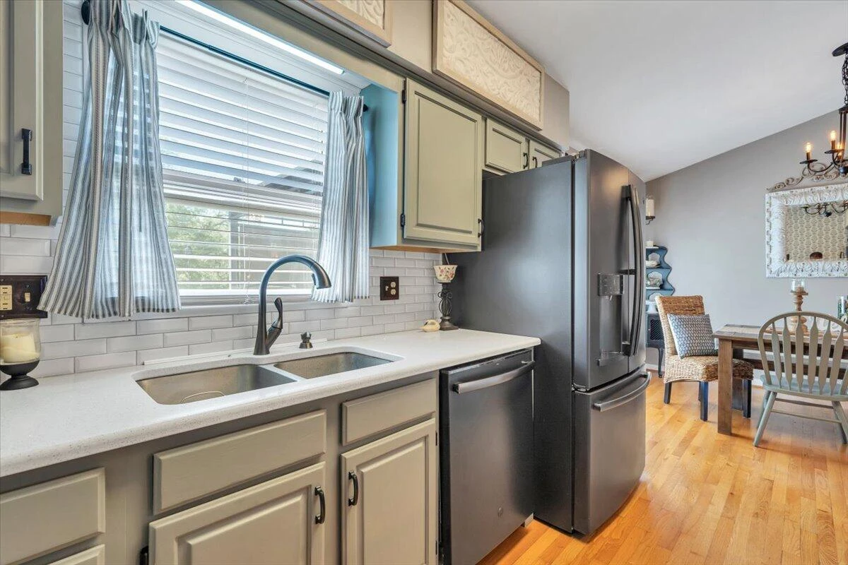 728 HARRISON AVE - Photo 18