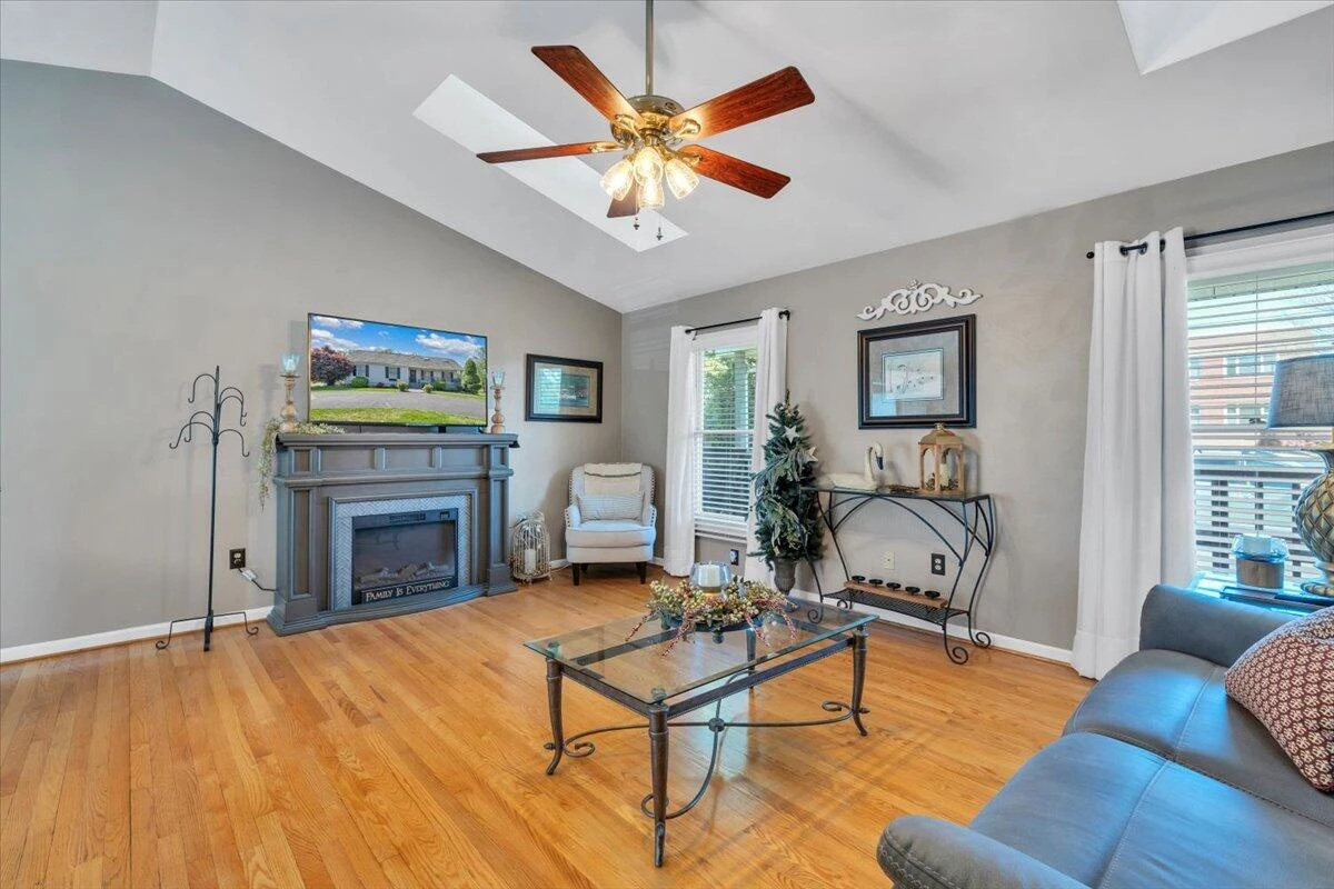 728 HARRISON AVE - Photo 4