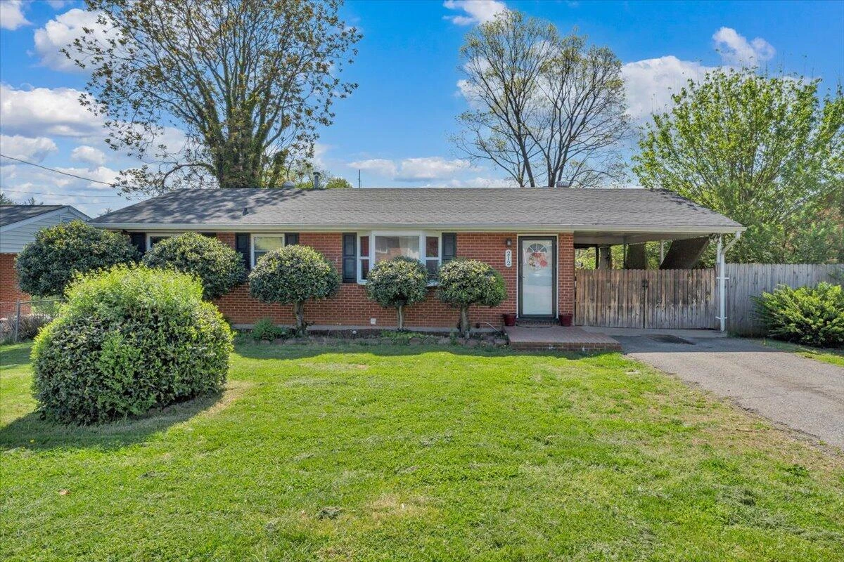 212 Nancy DR NW