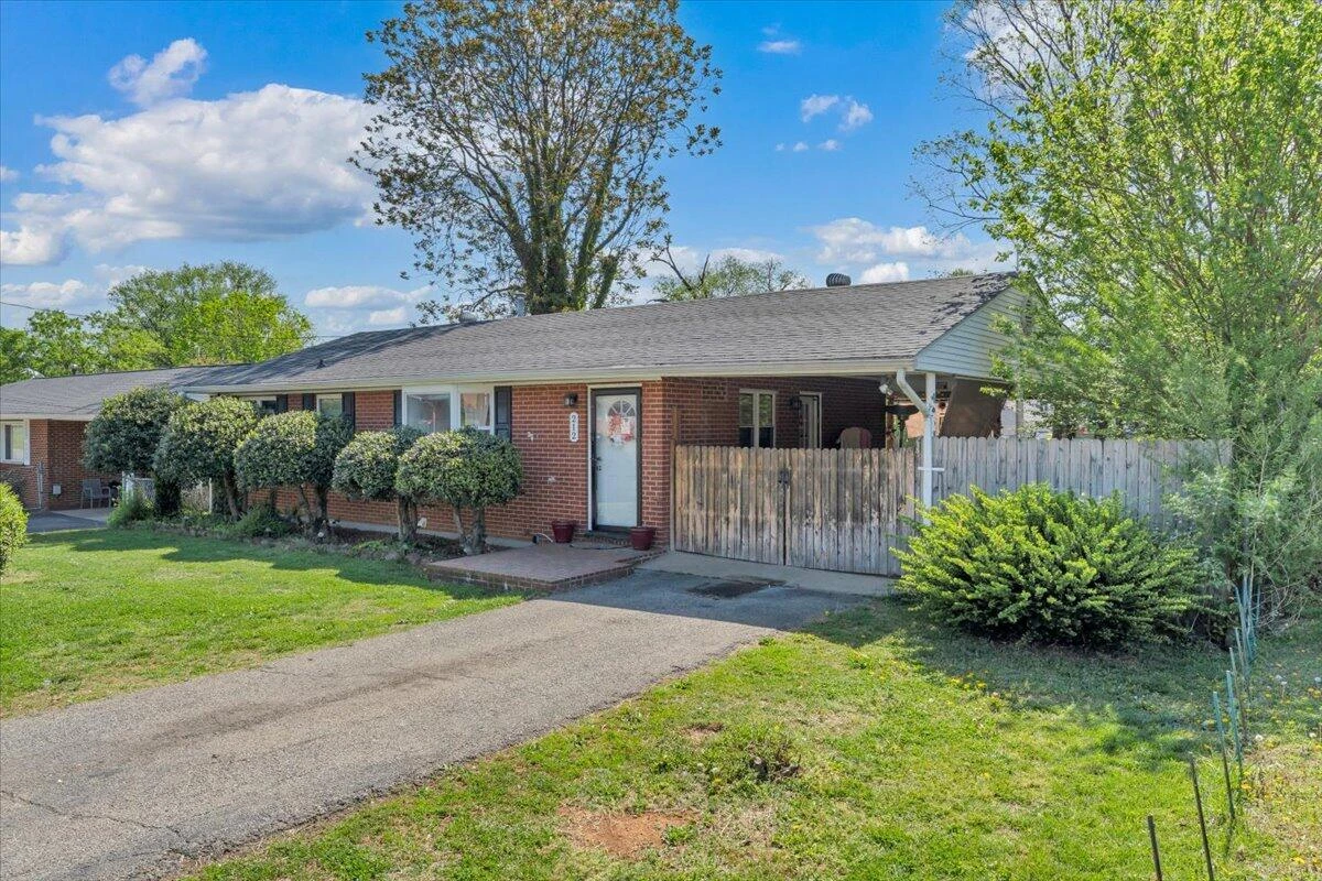 212 Nancy DR NW - Photo 2