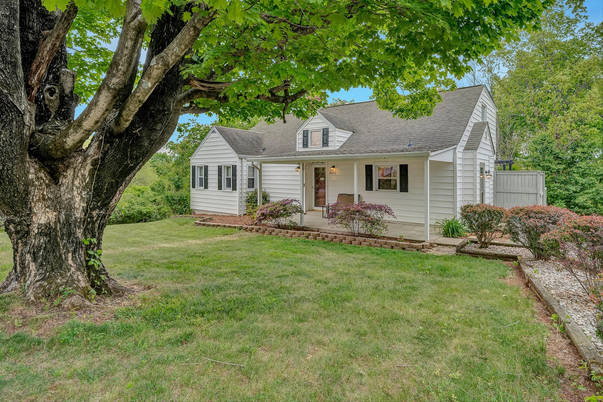 5451 Stearnes AVE - Photo 2