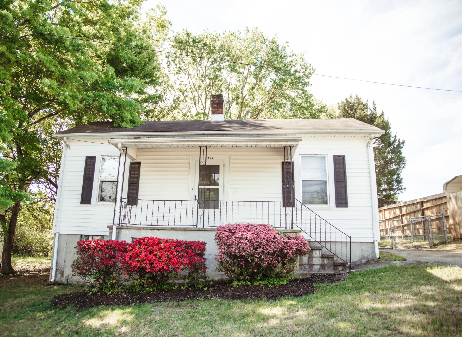 729 Hughes ST - Photo 2