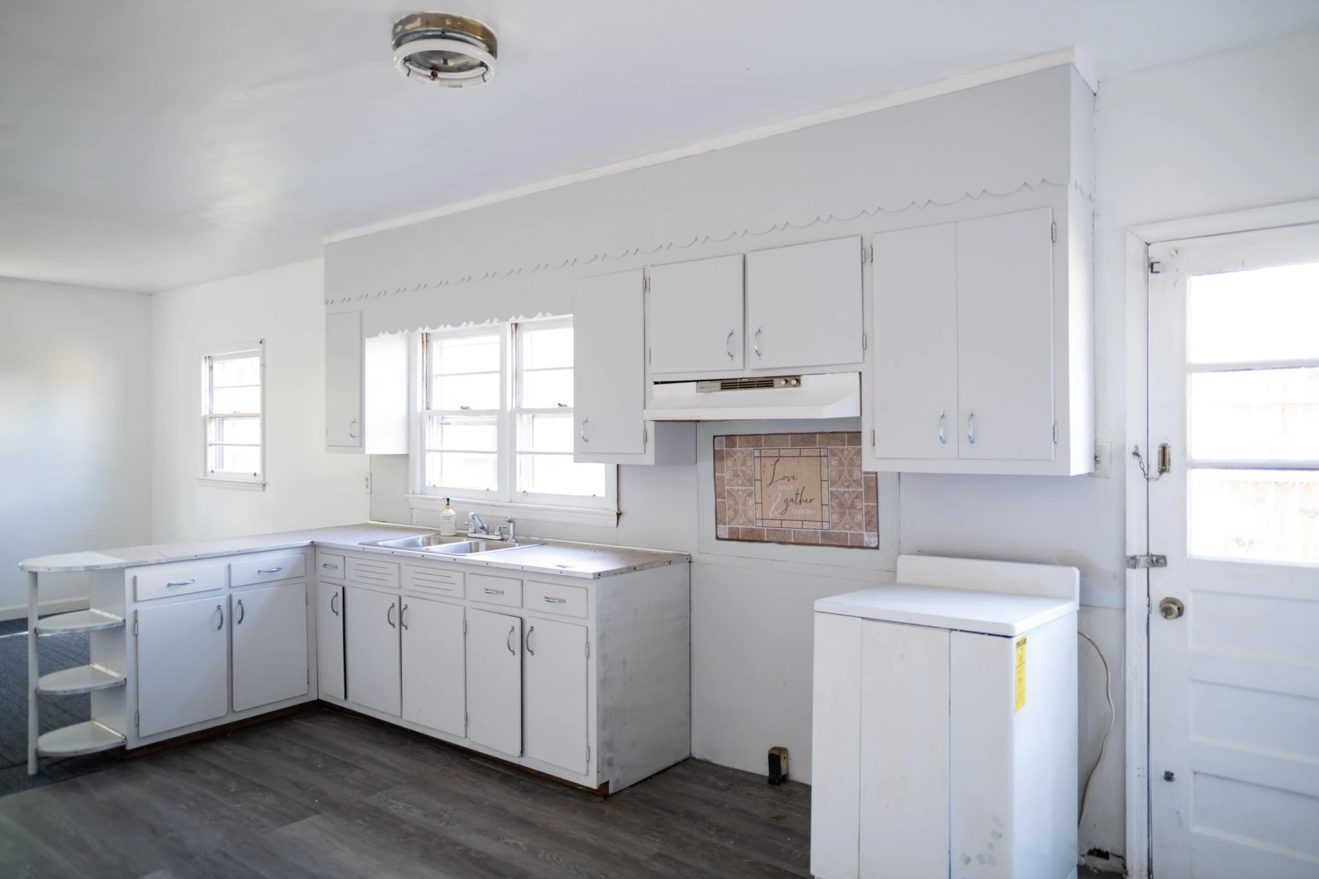 729 Hughes ST - Photo 9