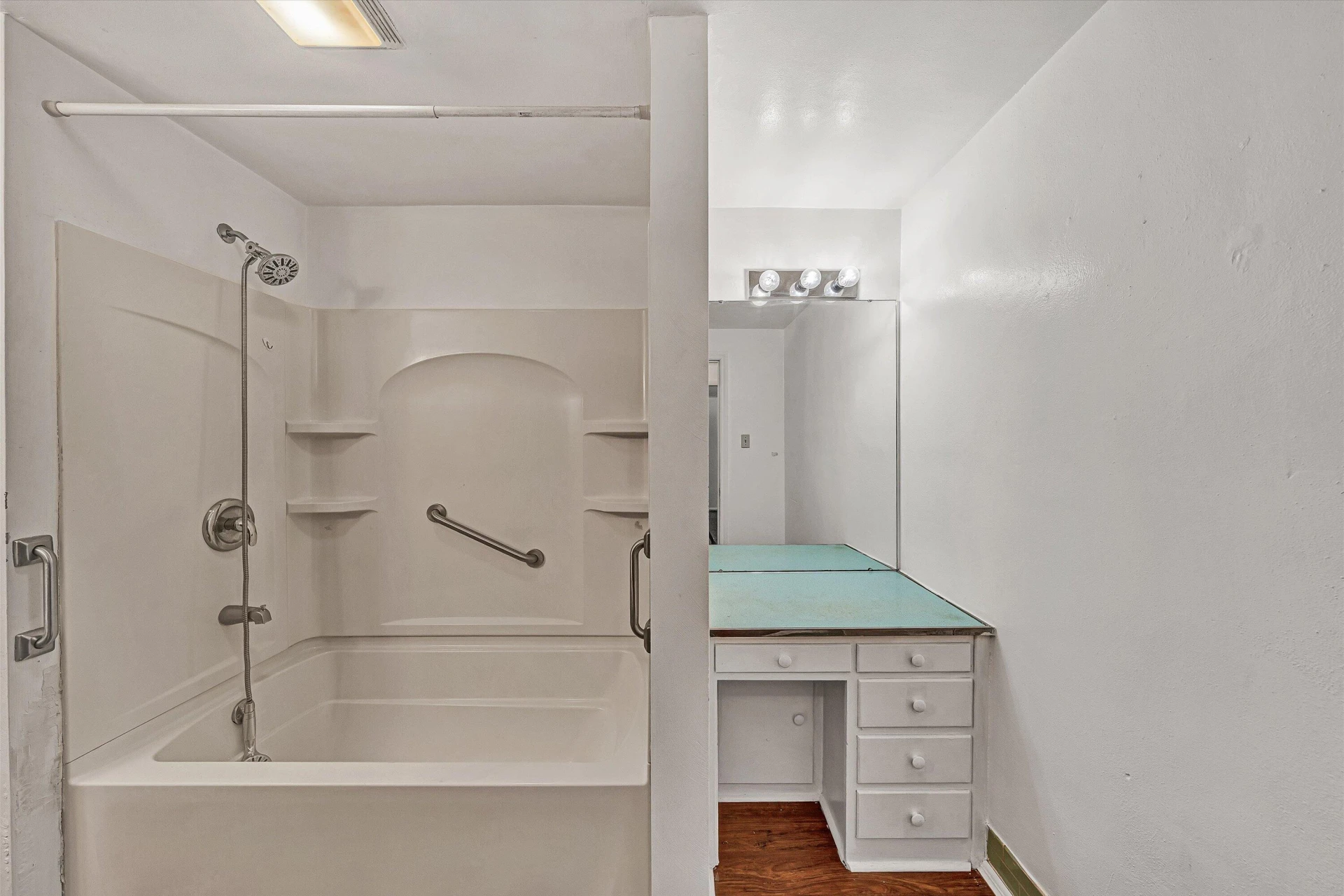 2356 W Riverside DR - Photo 10
