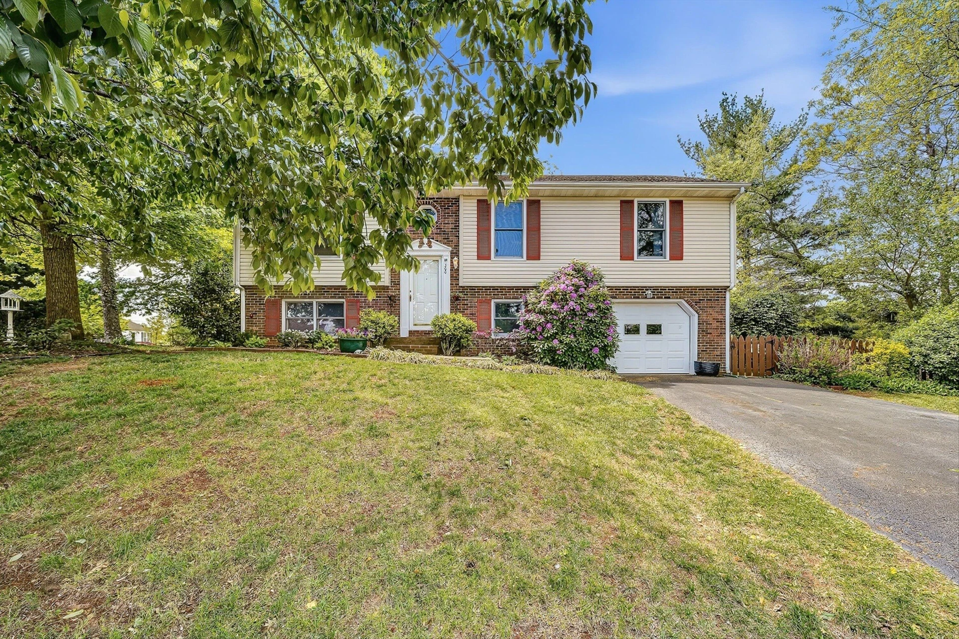 300 Brittany LN