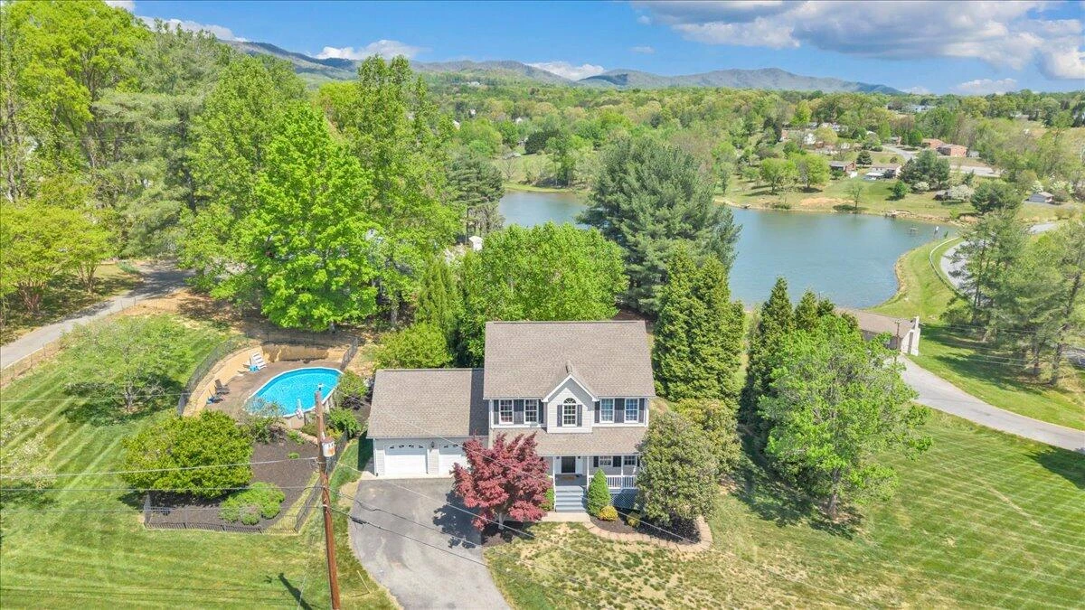 1365 Lakeridge CIR - Photo 2