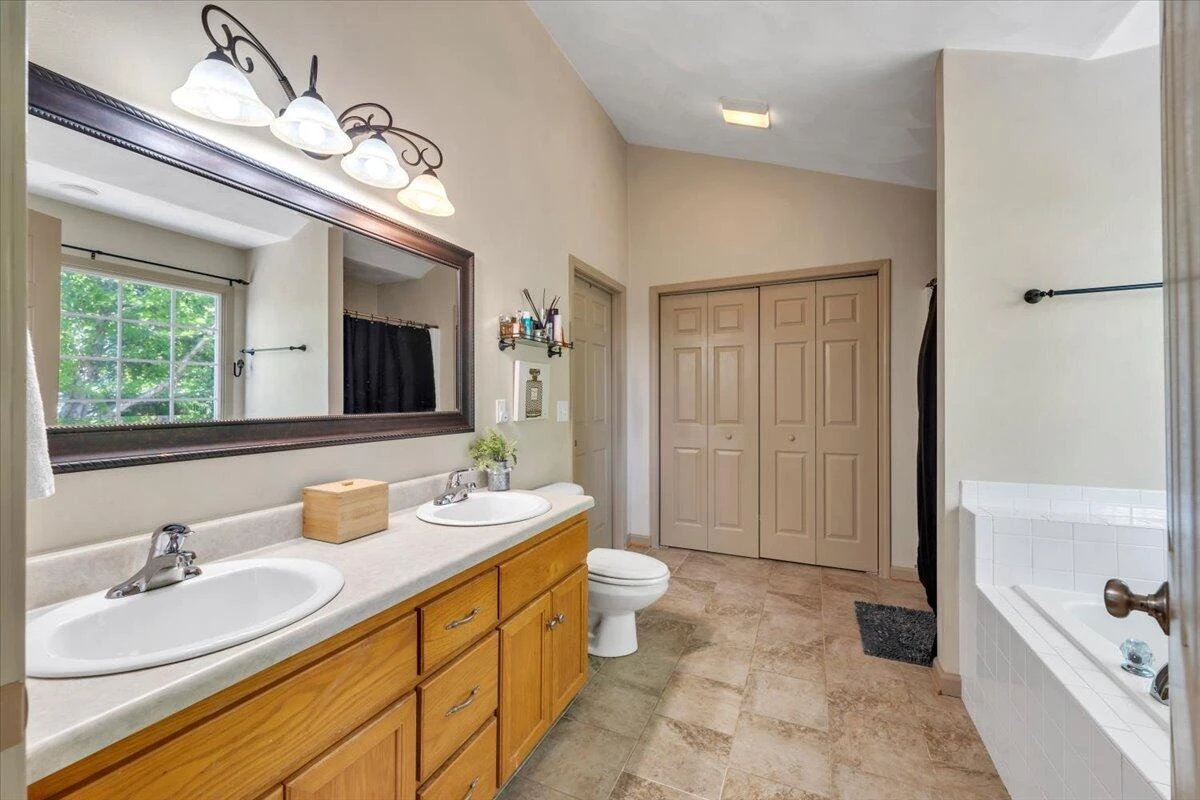 1365 Lakeridge CIR - Photo 25