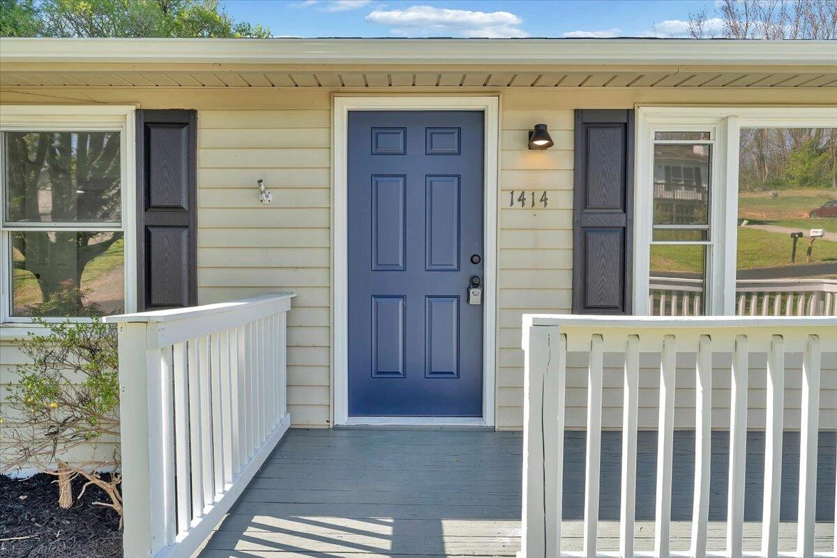 1414 Eastgate AVE NE - Photo 2