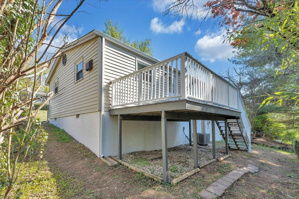 1414 Eastgate AVE NE - Photo 21