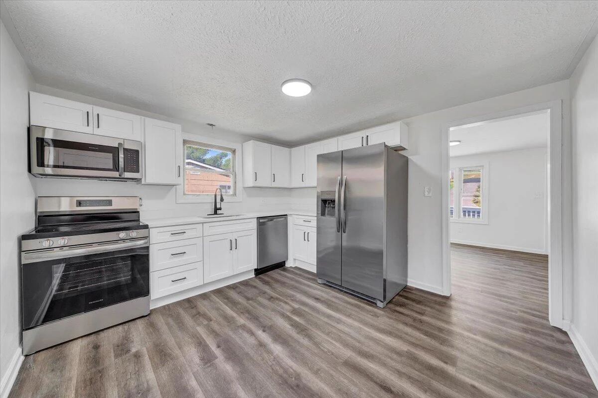 1414 Eastgate AVE NE - Photo 3