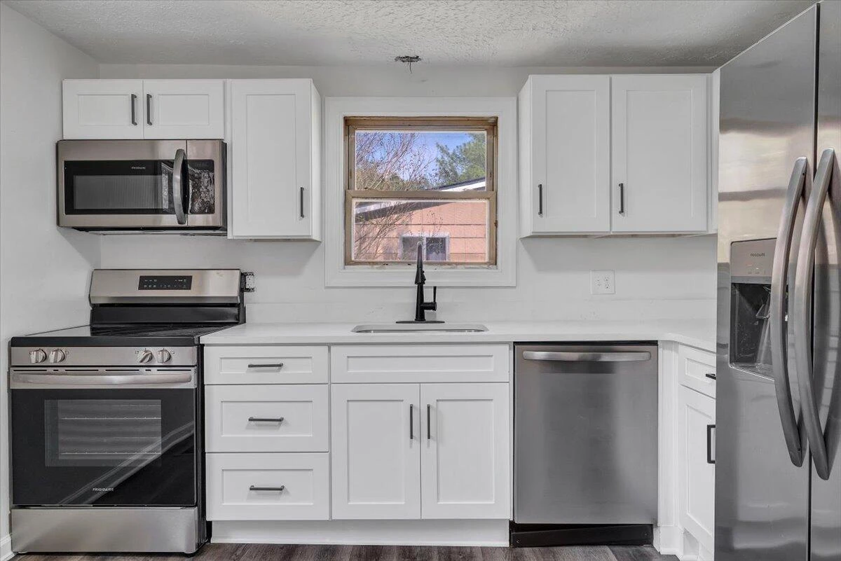 1414 Eastgate AVE NE - Photo 4