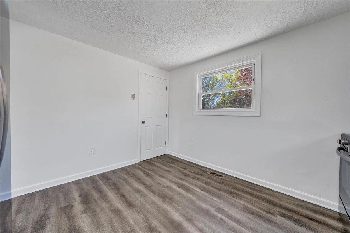 1414 Eastgate AVE NE - Photo 5