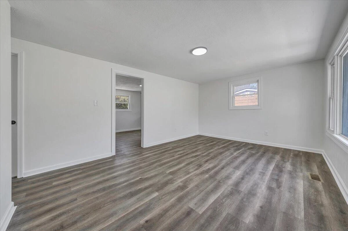 1414 Eastgate AVE NE - Photo 9