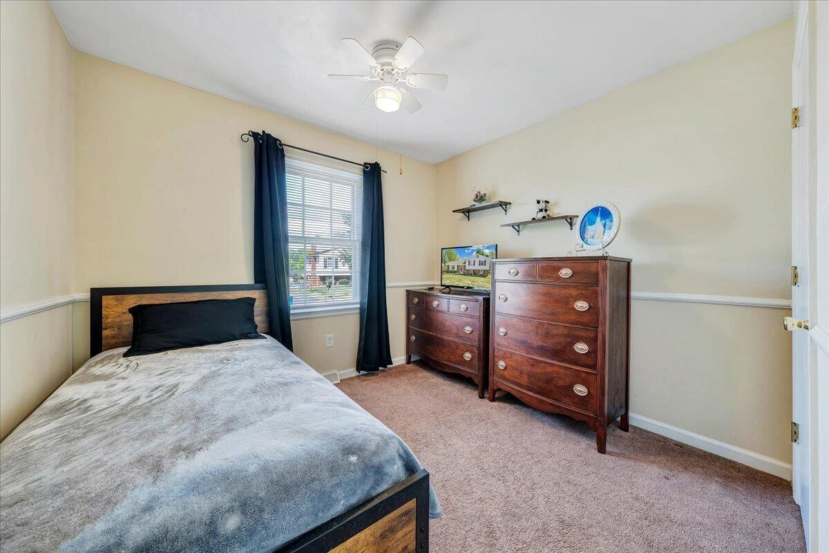 619 Elmcrest ST NE - Photo 15
