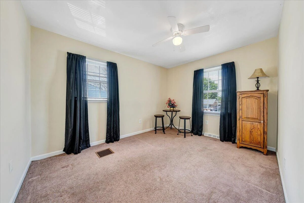619 Elmcrest ST NE - Photo 16