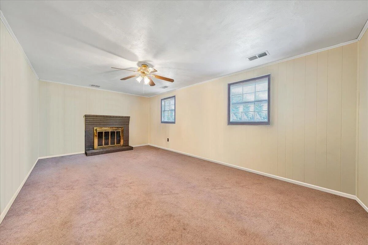 619 Elmcrest ST NE - Photo 17