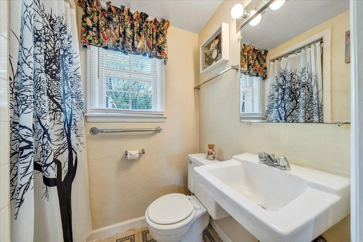 619 Elmcrest ST NE - Photo 18