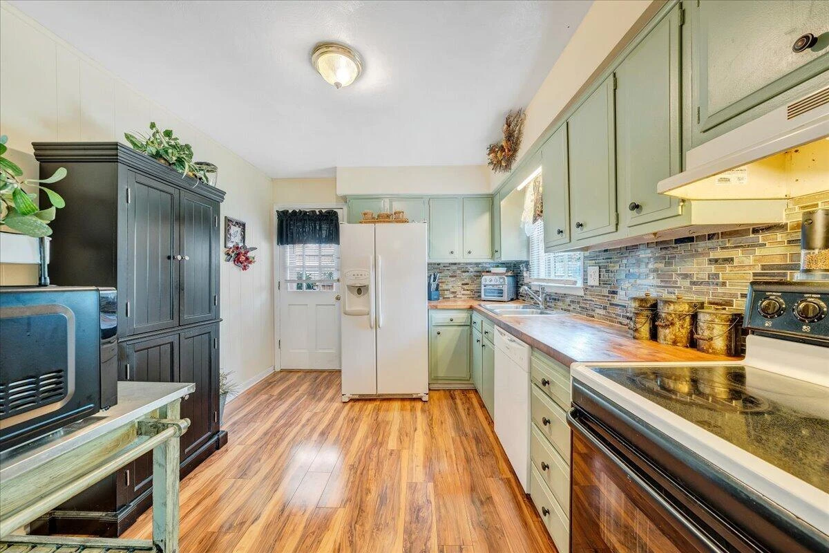 619 Elmcrest ST NE - Photo 9