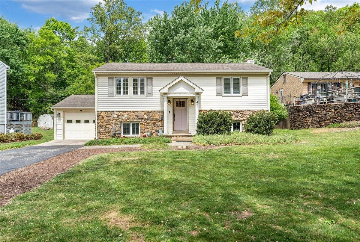1602 Glenwood CIR SE - Photo 2