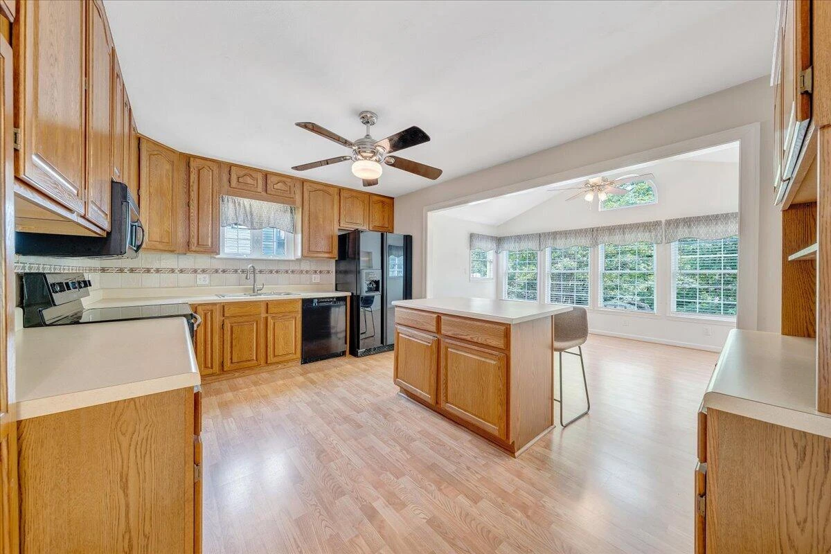 1602 Glenwood CIR SE - Photo 7