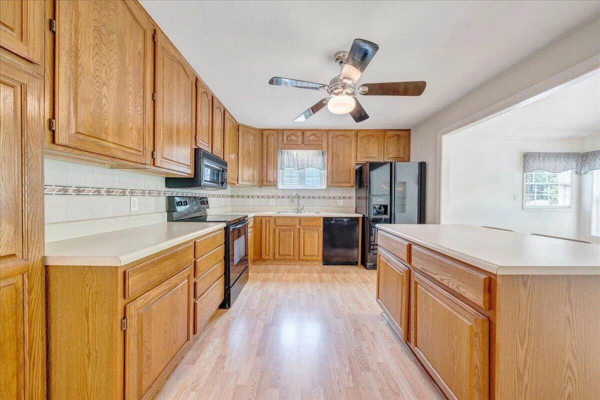 1602 Glenwood CIR SE - Photo 8