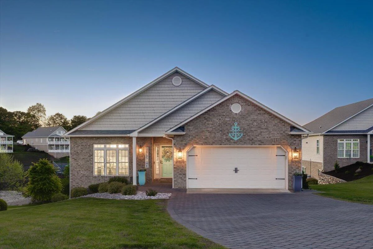225 Lands End CIR