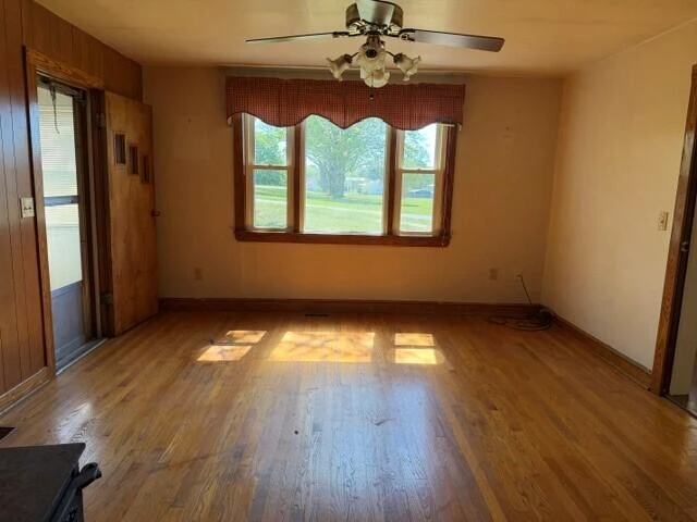 1042 Carrie LN - Photo 3
