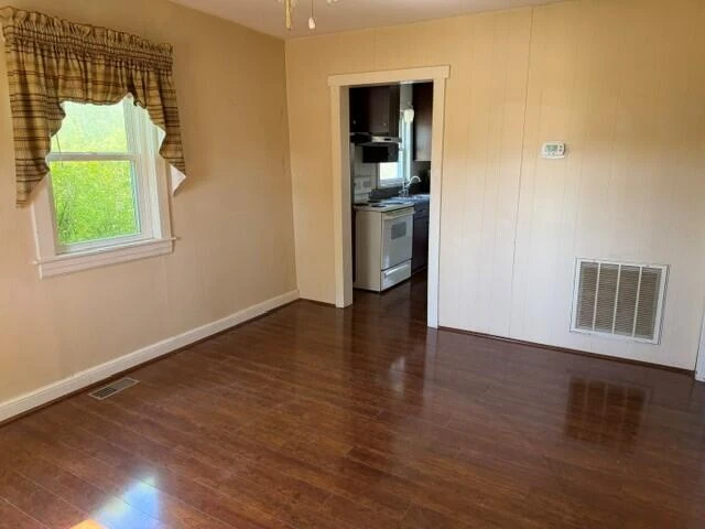 1042 Carrie LN - Photo 4