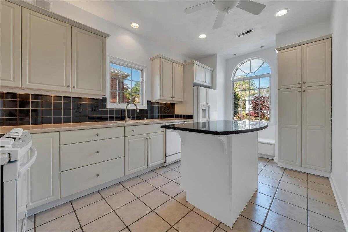 4822 Cave Spring LN - Photo 6