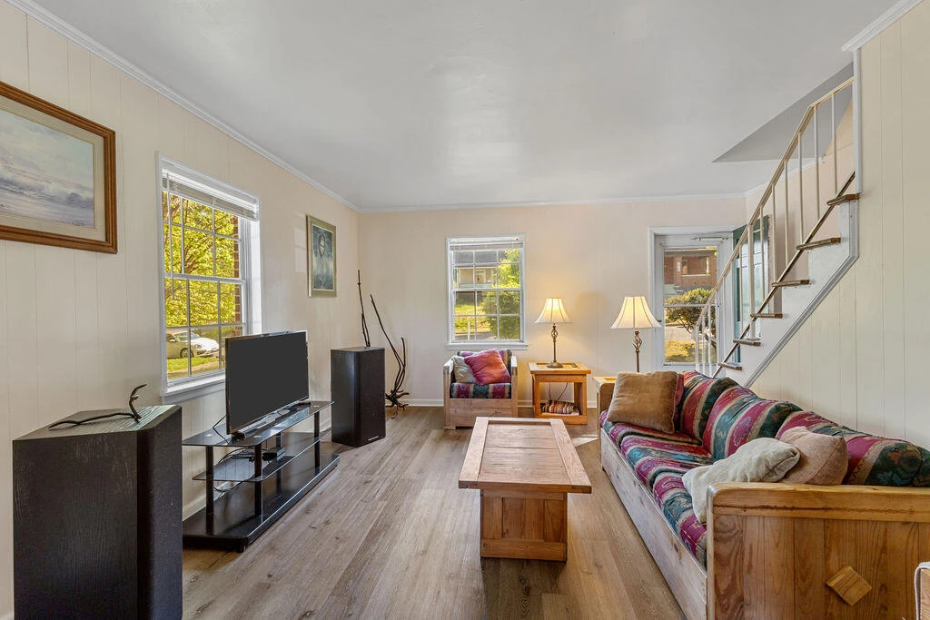 1905 Oxford AVE SW - Photo 2