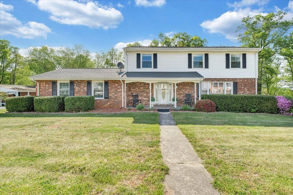 1036 Howell DR - Photo 2