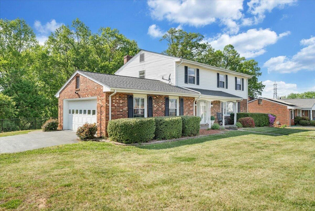 1036 Howell DR - Photo 3