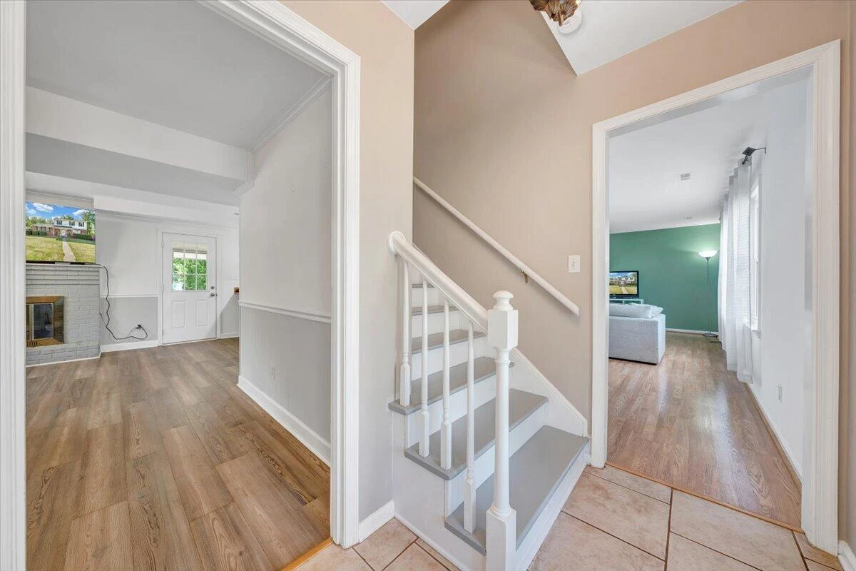 1036 Howell DR - Photo 5